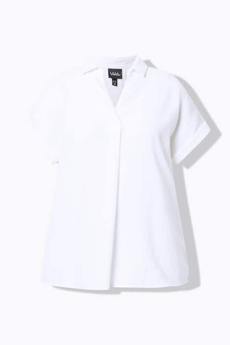 Blouse à manches courtes, boutons dans le dos et pli fantaisie. Coupe oversize.