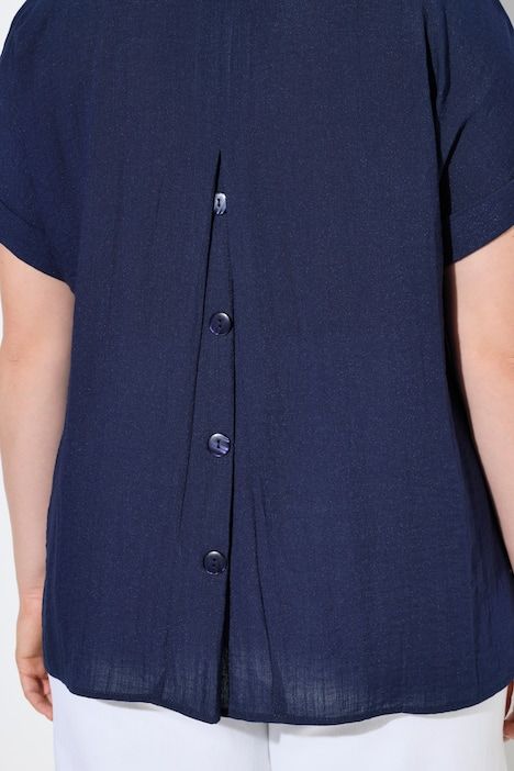 Blouse à manches courtes, boutons dans le dos et pli fantaisie. Coupe oversize.