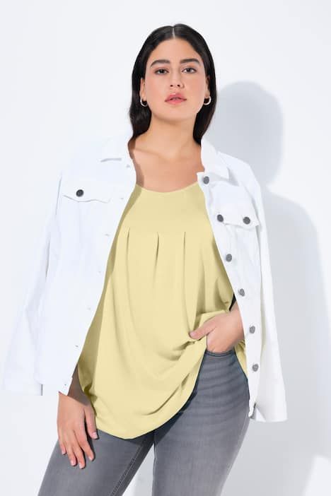 T-shirt en modal. Plis fantaisie, col rond et manches courtes. Coupe évasée