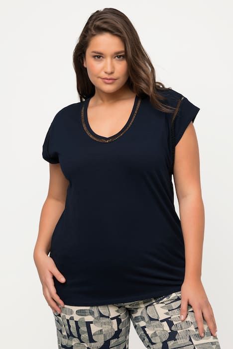 T-shirt oversized en coton bio. Décolleté en V, manches courtes.