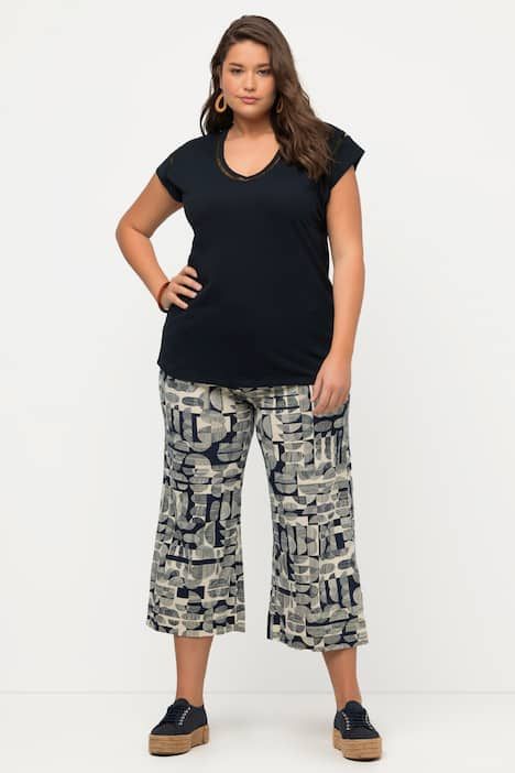 T-shirt oversized en coton bio. Décolleté en V, manches courtes.