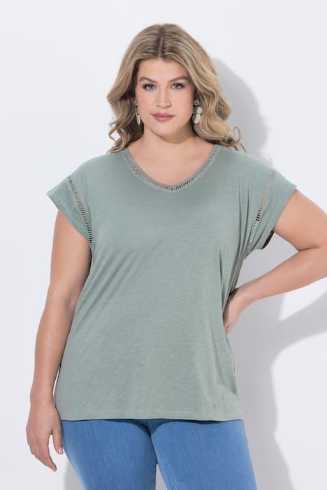 T-shirt oversized en coton bio. Décolleté en V, manches courtes.