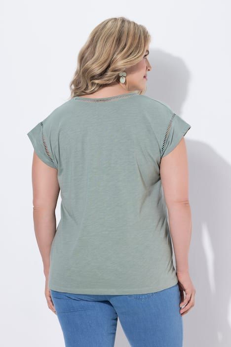 T-shirt oversized en coton bio. Décolleté en V, manches courtes.