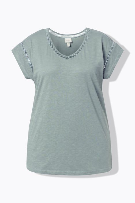 T-shirt oversized en coton bio. Décolleté en V, manches courtes.