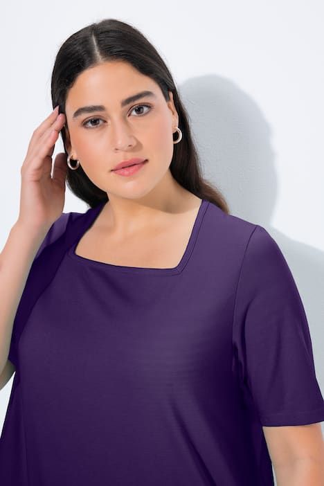 T-shirt à manches courtes et col carré. Coupe évasée