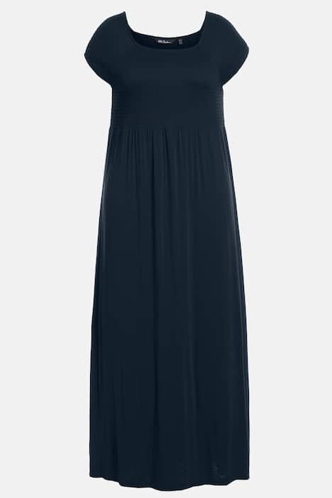 Robe smockée, coupe évasée. Encolure carrée, manches courtes