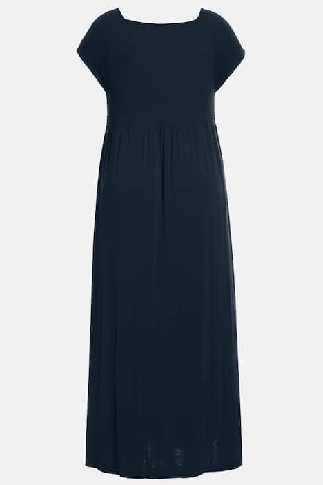 Robe smockée, coupe évasée. Encolure carrée, manches courtes