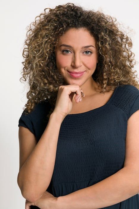 Robe smockée, coupe évasée. Encolure carrée, manches courtes