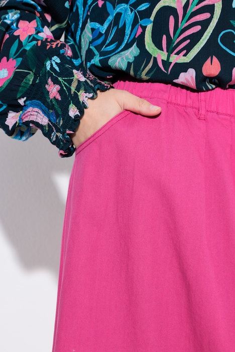 Jupe en jean, coupe évasée. Taille élastique. Boutons fantaisie