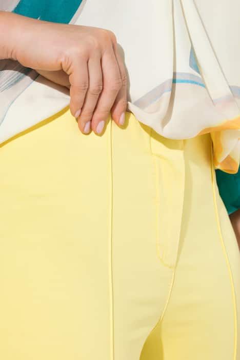 Pantalon, jambe slim. Taille élastique. Plis fantaisie. Petites fentes aux chevilles