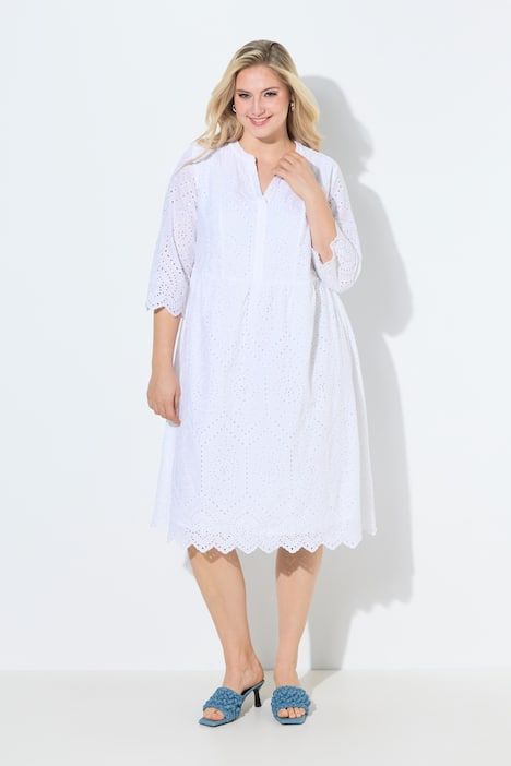 Robe midi en dentelle ajourée. Col tunisien, manches 3/4. Coupe évasée