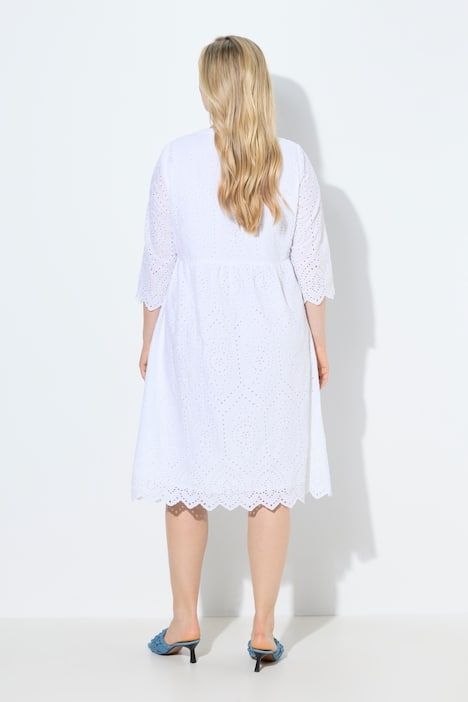 Robe midi en dentelle ajourée. Col tunisien, manches 3/4. Coupe évasée