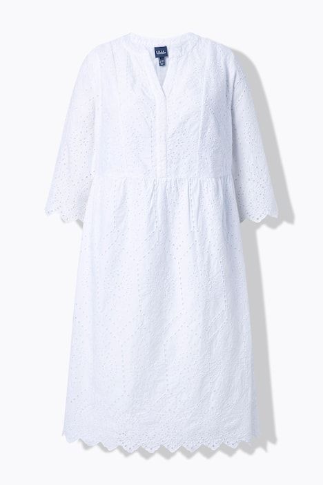 Robe midi en dentelle ajourée. Col tunisien, manches 3/4. Coupe évasée