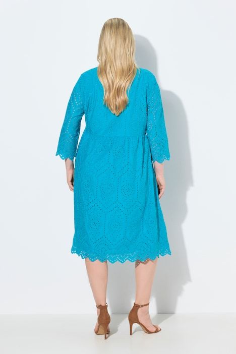 Robe midi en dentelle ajourée. Col tunisien, manches 3/4. Coupe évasée