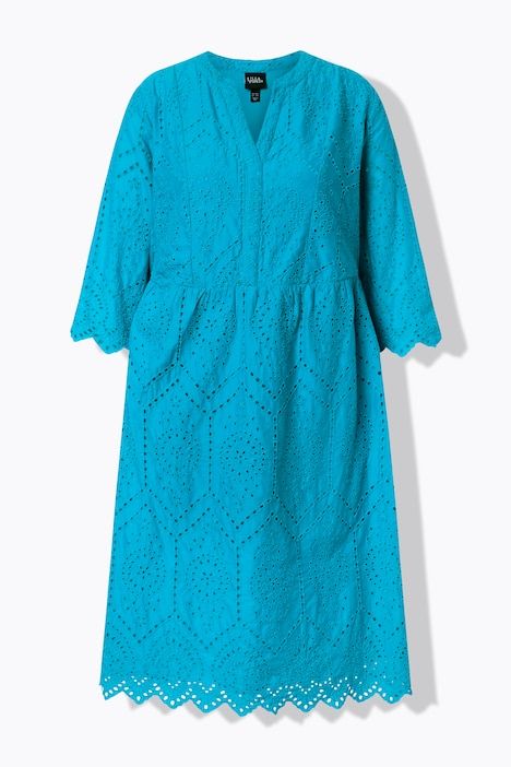 Robe midi en dentelle ajourée. Col tunisien, manches 3/4. Coupe évasée