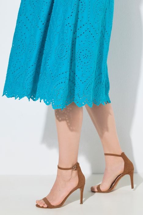 Robe midi en dentelle ajourée. Col tunisien, manches 3/4. Coupe évasée