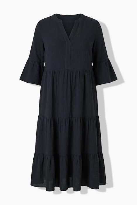 Robe maxi en mousseline, à col montant, manches 3/4 et volants. Coupe trapèze