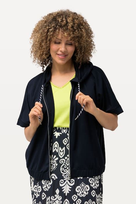 Veste à capuche oversize. Base élastique