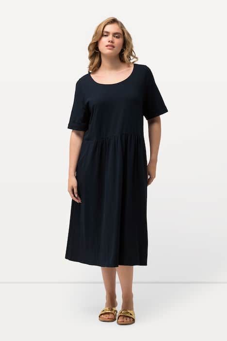 Robe midi en jersey. Décolleté rond et manches courtes. Coupe évasée.