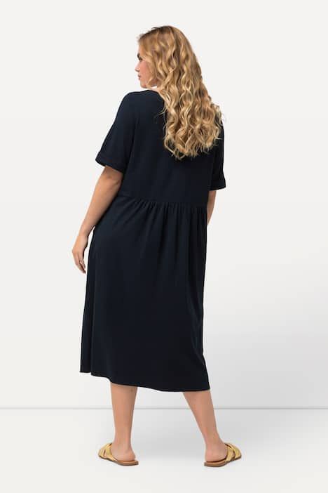 Robe midi en jersey. Décolleté rond et manches courtes. Coupe évasée.