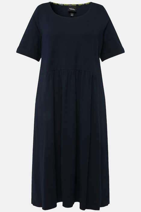 Robe midi en jersey. Décolleté rond et manches courtes. Coupe évasée.