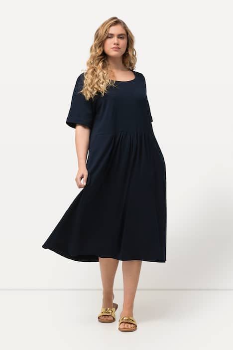 Robe midi en jersey. Décolleté rond et manches courtes. Coupe évasée.