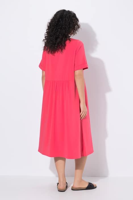 Robe midi en jersey. Décolleté rond et manches courtes. Coupe évasée.