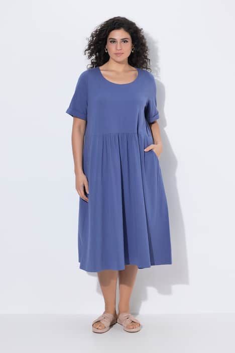 Robe midi en jersey. Décolleté rond et manches courtes. Coupe évasée.