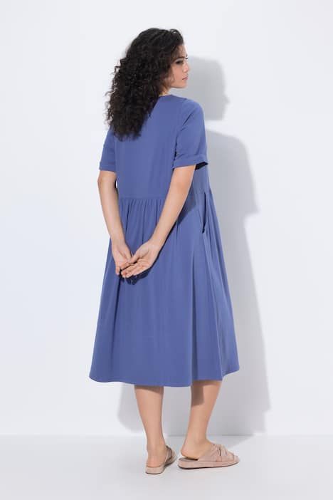 Robe midi en jersey. Décolleté rond et manches courtes. Coupe évasée.