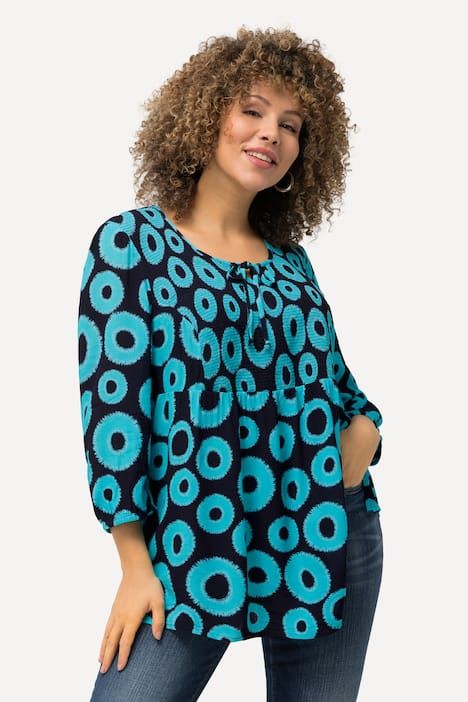 Blouse smockée à motif cercles. Col rond et manches 3/4. Coupe évasée