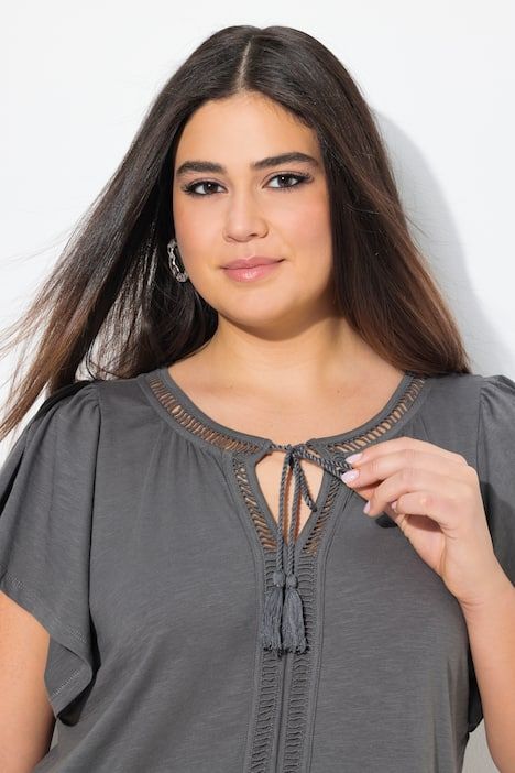 T-shirt col tunisien et manches courtes chauve-souris. Galons fantaisie.