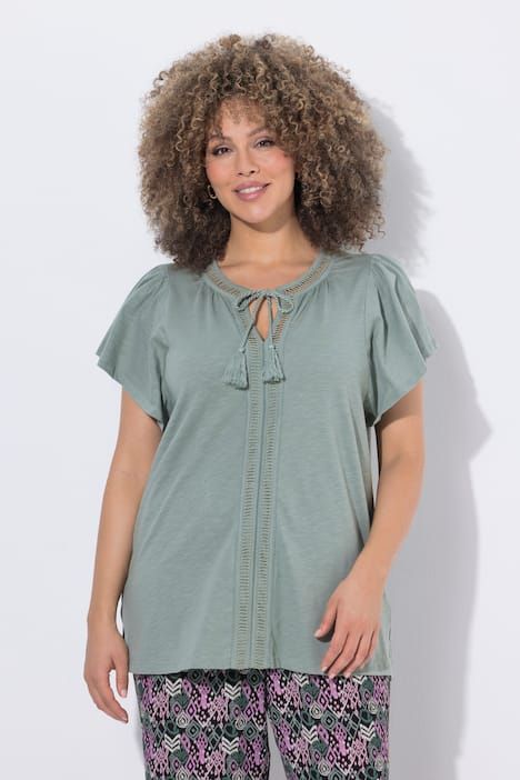 T-shirt col tunisien et manches courtes chauve-souris. Galons fantaisie.