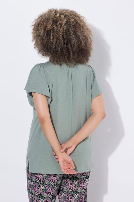 T-shirt col tunisien et manches courtes chauve-souris. Galons fantaisie.