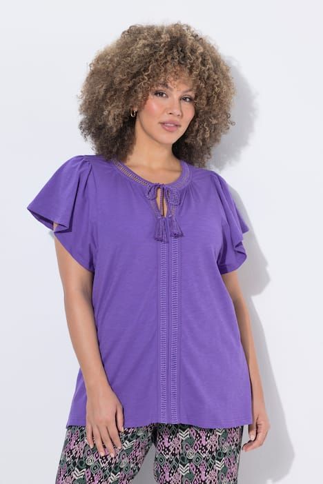 T-shirt col tunisien et manches courtes chauve-souris. Galons fantaisie.