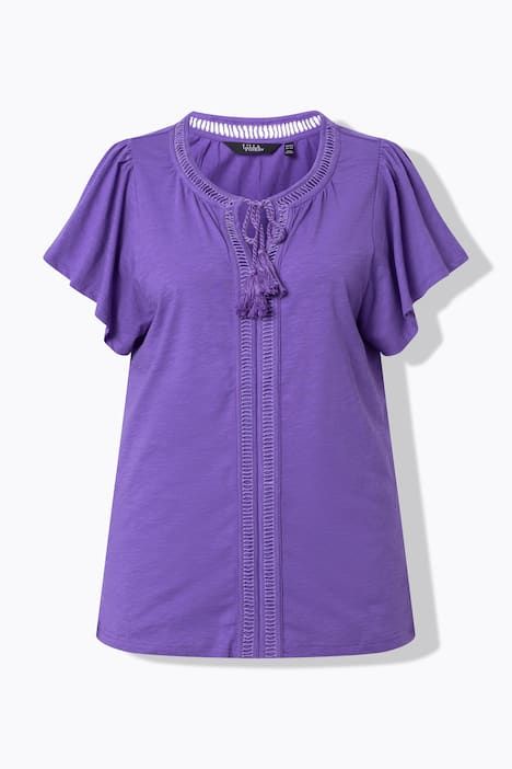 T-shirt col tunisien et manches courtes chauve-souris. Galons fantaisie.