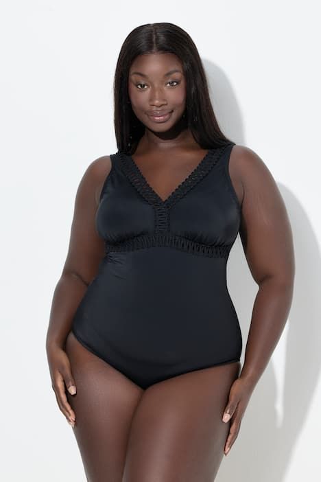 Maillot de bain à bonnets souples et galon fantaisie. Dos plongeant. Matière recyclée