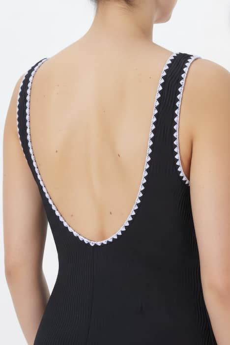 Maillot de bain sans bonnets souples. Décolleté V et matière texturée