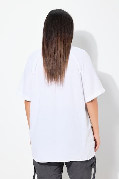 Blouse en mousseline. Col tunisien et manches courtes. Coupe évasée