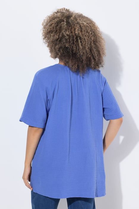 Blouse en mousseline. Col tunisien et manches courtes. Coupe évasée