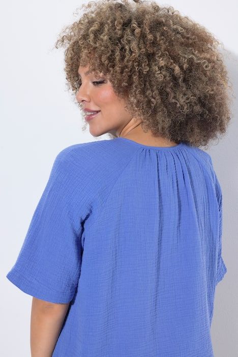 Blouse en mousseline. Col tunisien et manches courtes. Coupe évasée