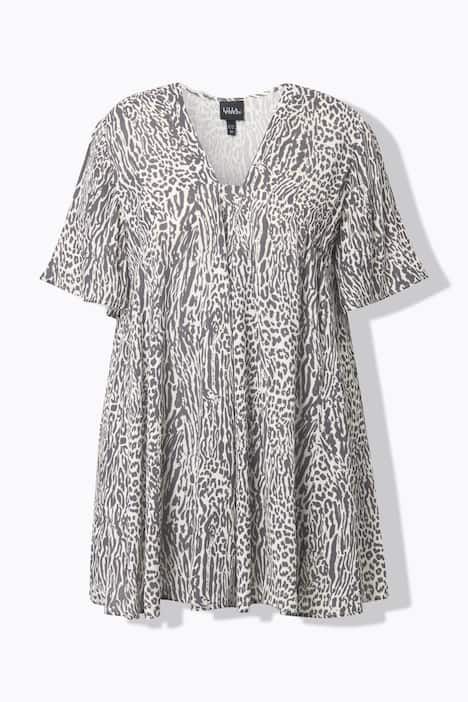 Blouse, motif animaux de la jungle. Décolleté carré et manches courtes. Coupe évasée