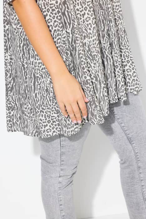 Blouse, motif animaux de la jungle. Décolleté carré et manches courtes. Coupe évasée