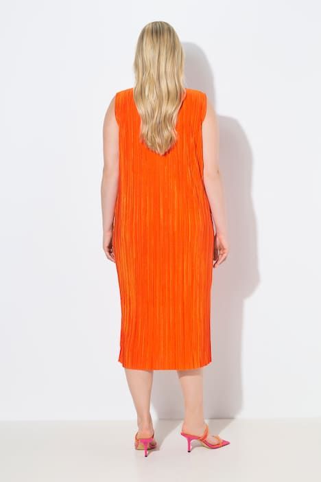 Robe midi plissée. Sans manches. Encolure ronde