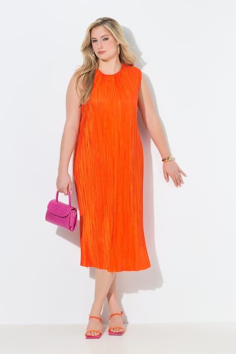 Robe midi plissée. Sans manches. Encolure ronde