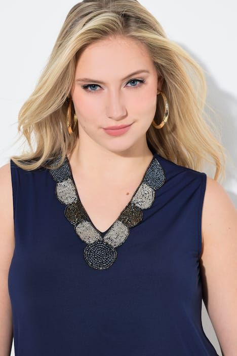 Débardeur à broderies perles. Décolleté V. Coupe évasée