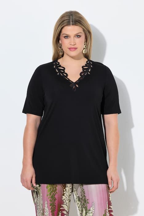 T-shirt avec broderies, manches courtes et décolleté en V, coupe évasée