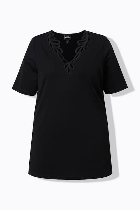 T-shirt avec broderies, manches courtes et décolleté en V, coupe évasée