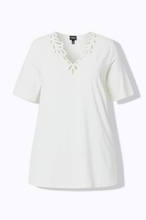 T-shirt avec broderies, manches courtes et décolleté en V, coupe évasée