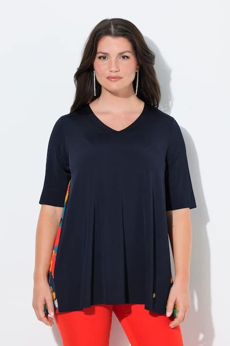 T-shirt au tombé fluide, plis godet, décolleté en V et manches courtes, coupe évasée