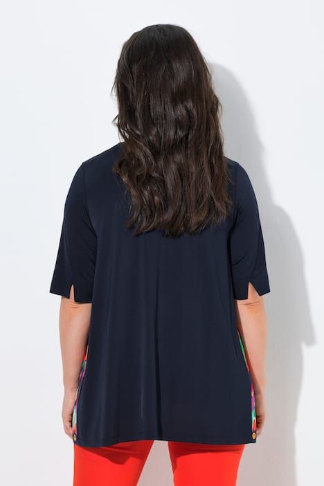 T-shirt au tombé fluide, plis godet, décolleté en V et manches courtes, coupe évasée